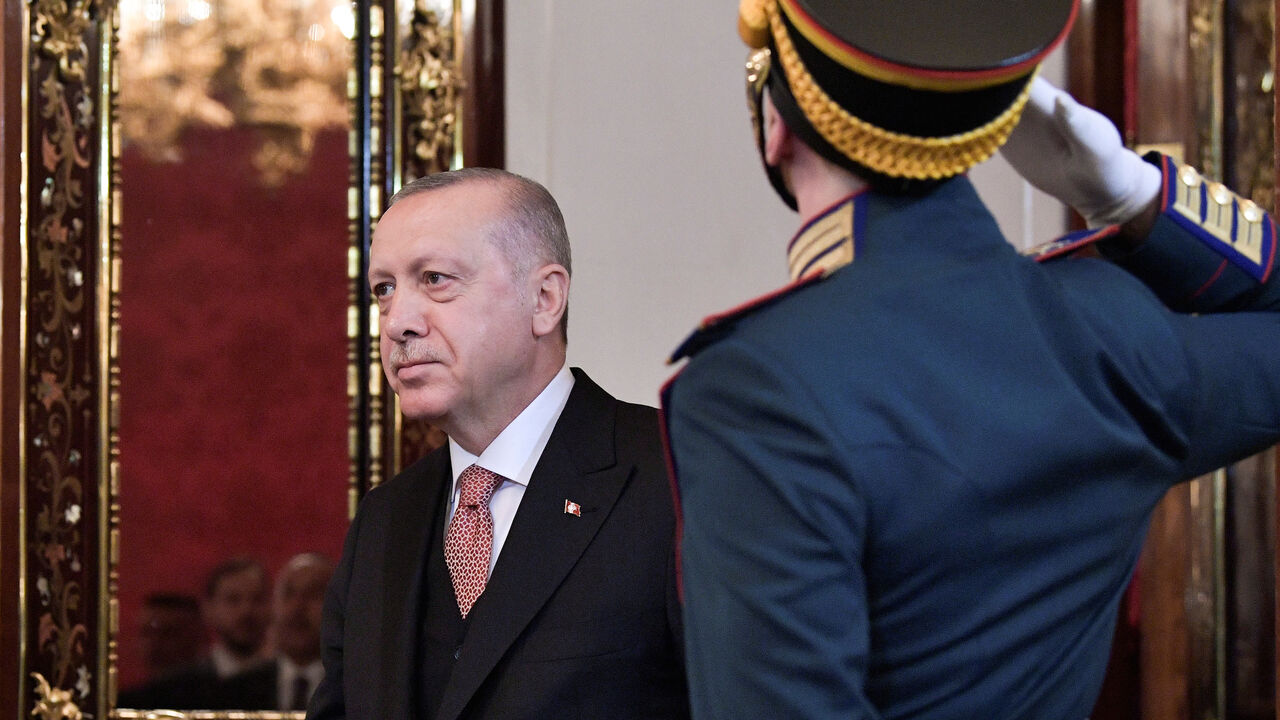 RUSSIA-TURKEY/ Turkish President Tayyip Erdogan walks past a guard of honour as he attends a meeting with his Russian counterpart Vladimir Putin at the Kremlin in Moscow, Russia April 8, 2019. Sputnik/Alexei Nikolsky/Kremlin via REUTERS ATTENTION EDITORS - THIS IMAGE WAS PROVIDED BY A THIRD PARTY. - RC139E354840