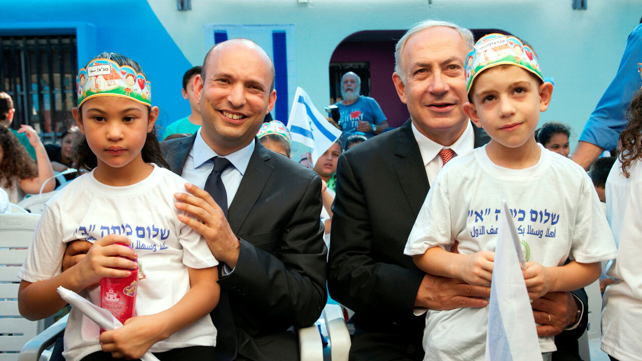 ISRAEL-POLITICS/ Israeli Prime Minister Benjamin Netanyahu (R) and Education Minister Naftali Bennett with pupils during a visit at the "Tamra HaEmek" elementary school on the first day of the school year, in the Arab Israeli town of Tamra, Israel September 1, 2016. REUTERS/Baz Ratner - S1AETYTKZEAA