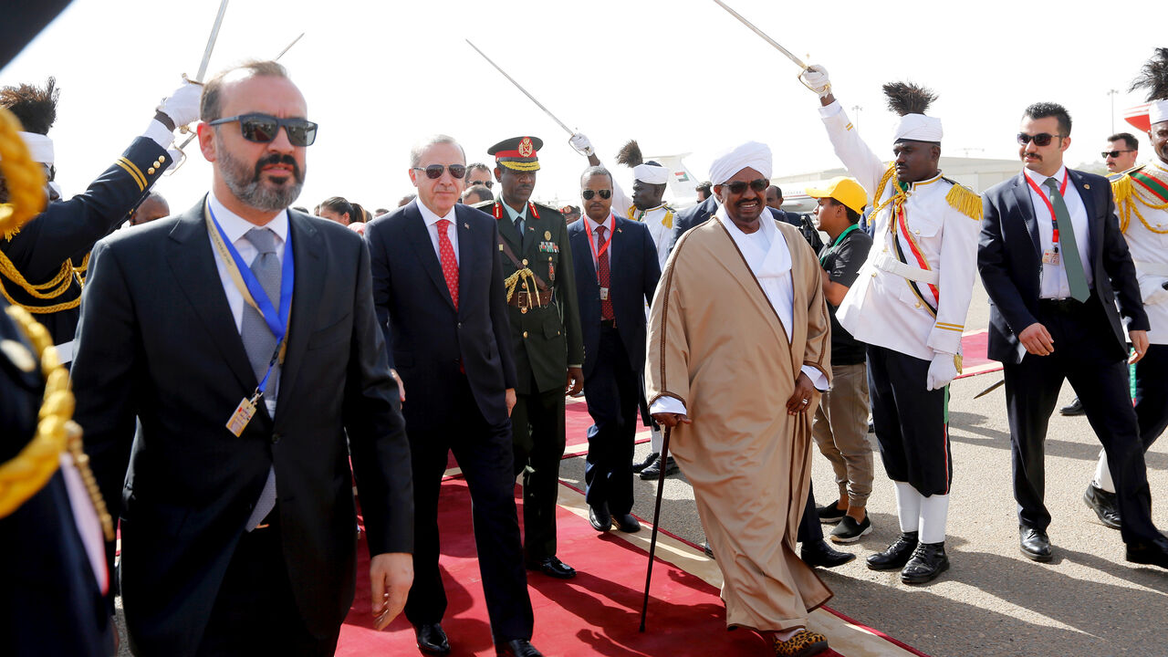 SUDAN-TURKEY/ Sudan’s President Omer Al Bashir welcomes Turkey's President Recep Tayyip Erdogan at Khartoum Airport, Sudan December 24, 2017. REUTERS/Mohamed Nureldin Abdallah - RC1EBBF69470