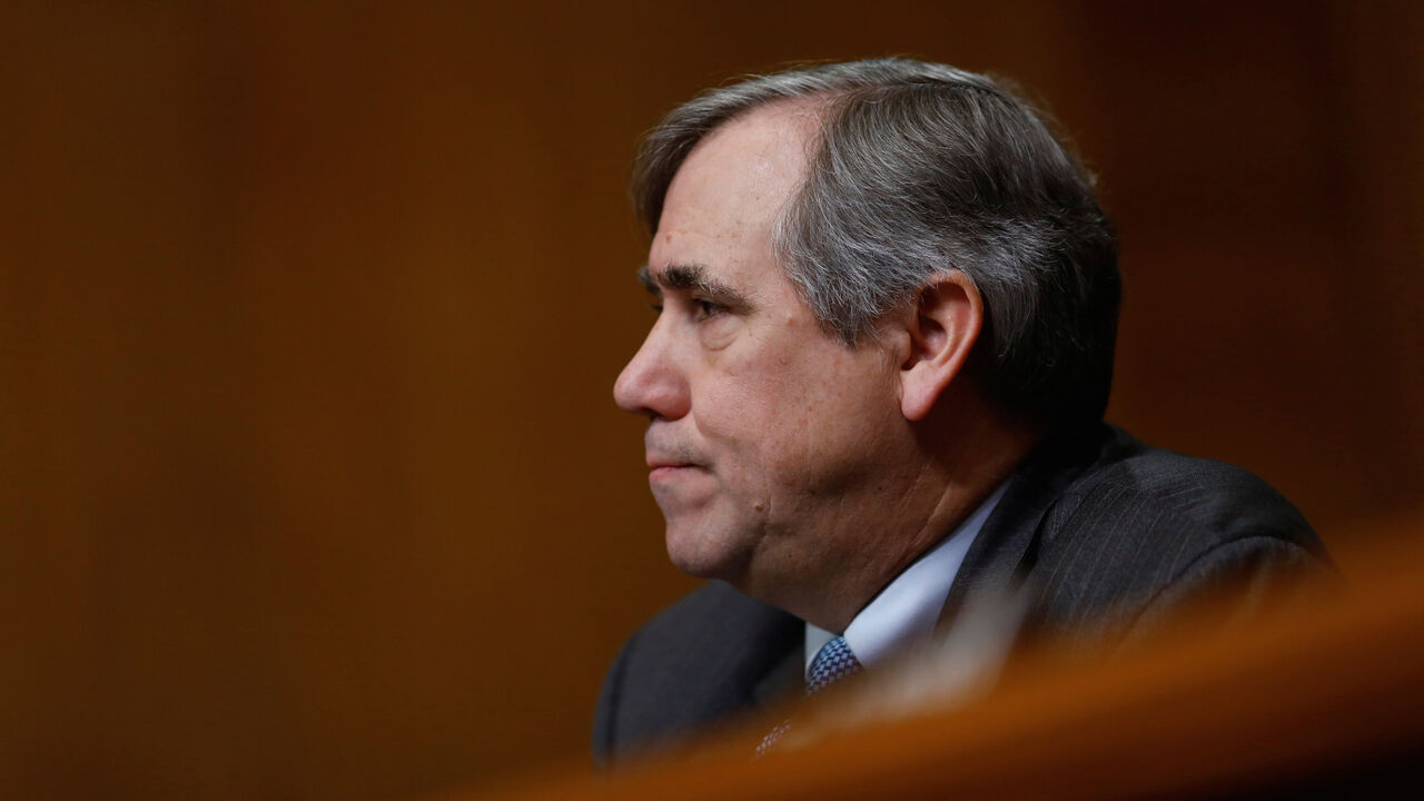 USA-CONGRESS/ U.S. Sen. Jeff Merkley (D-OR) speaks during a U.S. Senate Committee on Environment and Public Works meeting on Capitol Hill in Washington, U.S. February 7, 2018. REUTERS/Eric Thayer - RC1FD9326580