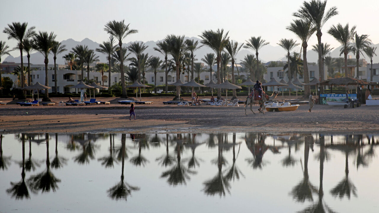 EGYPT-ECONOMY/ Tourists are seen on a beach at the Sinai Peninsula, the Gulf of Aqaba, Egypt July 12, 2018. Picture taken July 12, 2018. REUTERS/Amr Abdallah Dalsh - RC16DE463370