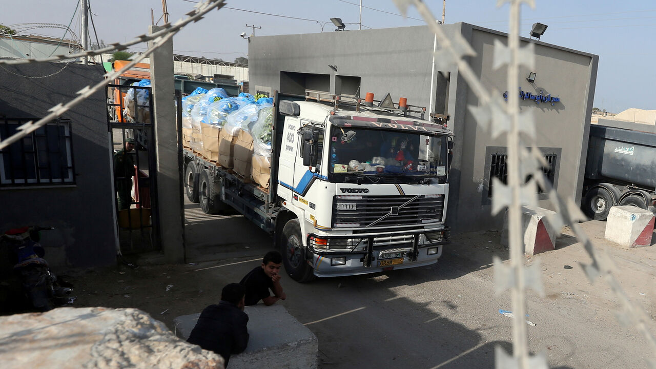 ISRAEL-PALESTINIANS/GAZA A truck carrying fruits arrives at Kerem Shalom crossing after it was reopened by Israel, in Rafah in the southern Gaza Strip October 21, 2018. REUTERS/Ibraheem Abu Mustafa - RC1B927E40E0