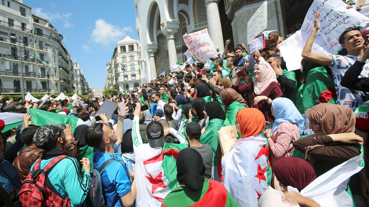 ALGERIA-PROTESTS/ Students take part in a protest seeking the departure of the ruling elite in Algiers, Algeria April 16, 2019. REUTERS/Ramzi Boudina - RC12B1529450