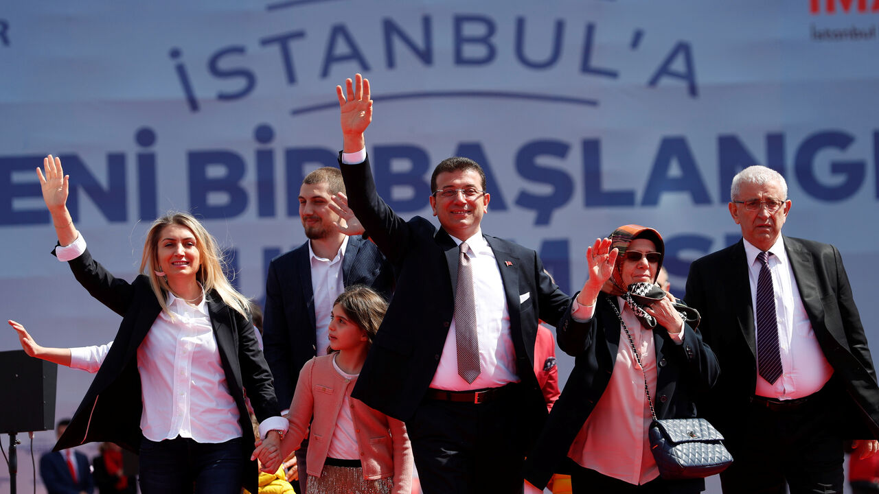 Mayor of Istanbul Ekrem Imamoglu of the main opposition Republican People's Party (CHP), accompanied by his family members, greets his supporters during a rally in Istanbul, Turkey, April 21, 2019. REUTERS/Murad Sezer - RC1B1DC65EA0