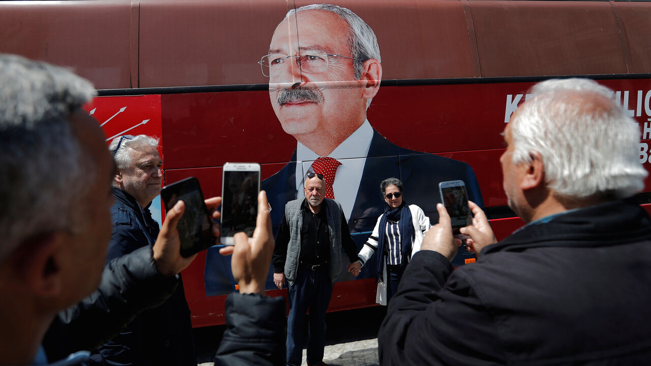 TURKEY-ELECTION/ATTACK Supporters of the main opposition Republican People's Party (CHP) pose in front of a party bus with a picture of their leader Kemal Kilicdaroglu on it, in Istanbul, Turkey, April 22, 2019. REUTERS/Murad Sezer - RC1772ED6760
