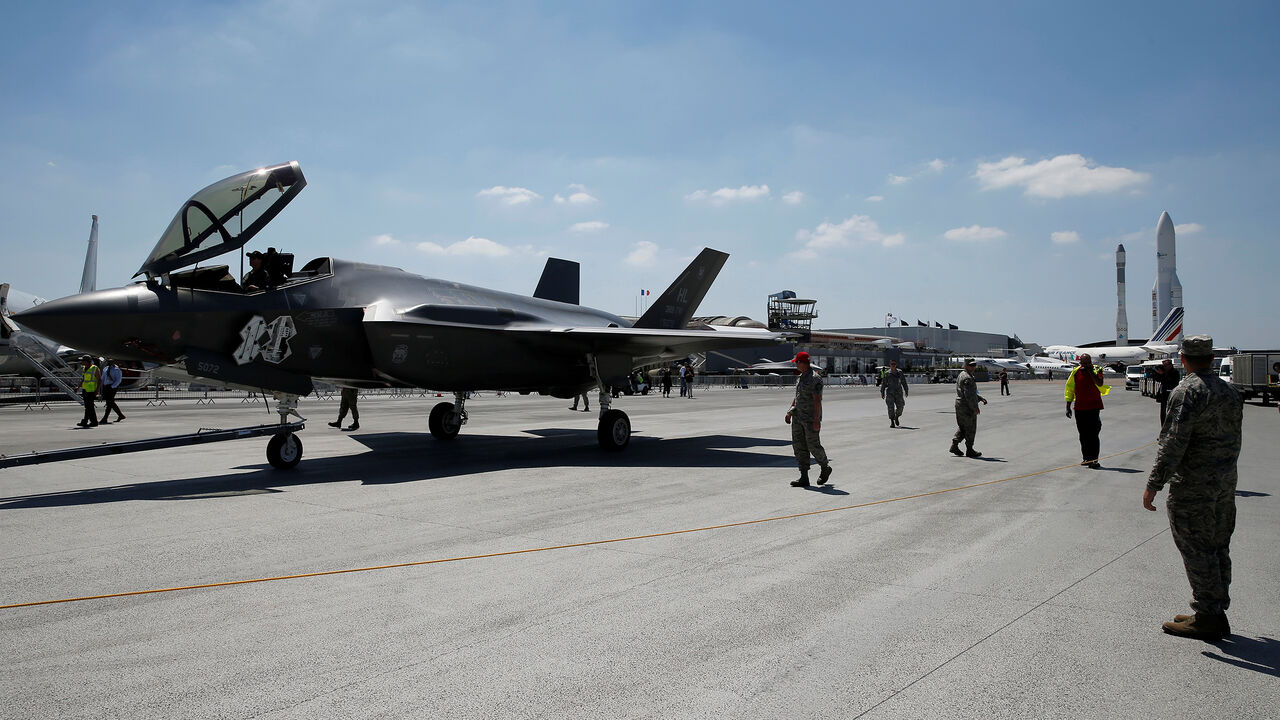 AIRSHOW-PARIS/ U.S. soldiers stand guard as a Lockheed Martin F-35 Lightning II aircraft is moved on the eve of the 52nd Paris Air Show at Le Bourget Airport near Paris, France June 18, 2017. REUTERS/Pascal Rossignol - RC1634F4C3A0
