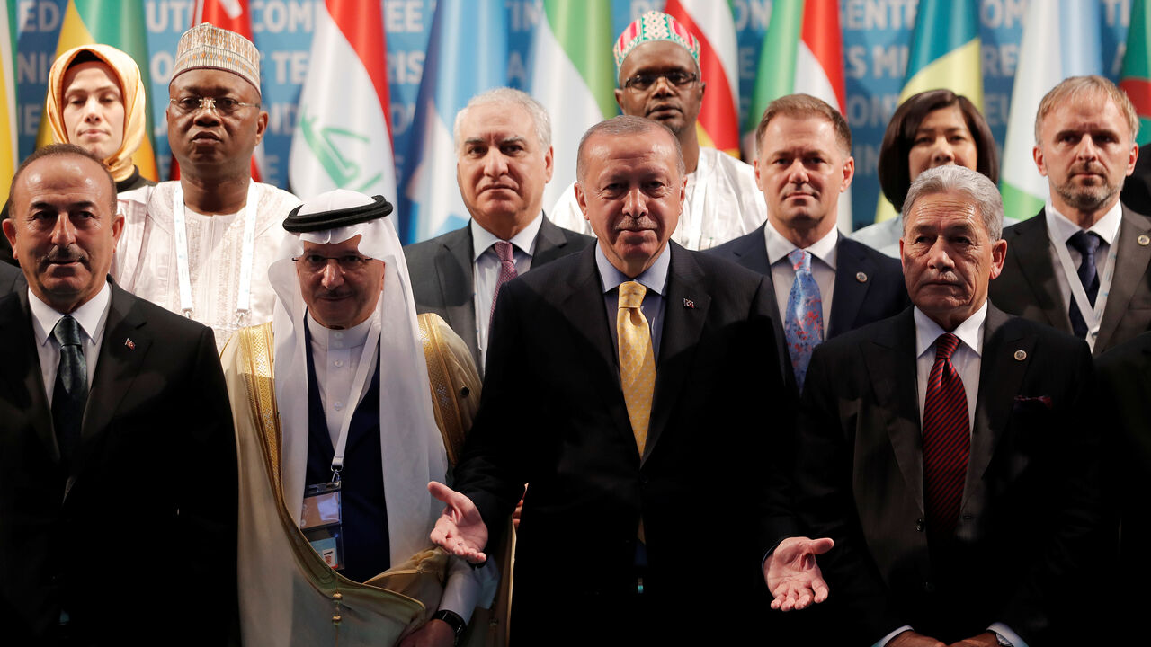 NEWZEALAND-SHOOTOUT/OIC Turkish President Tayyip Erdogan poses for a group photo with Secretary General of OIC Yousef bin Ahmad Al-Othaimeen, New Zealand's Foreign Minister Winston Peters and Turkish Foreign Minister Mevlut Cavusoglu during an emergency meeting of the Organisation of Islamic Cooperation (OIC) in Istanbul, Turkey, March 22, 2019. REUTERS/Murad Sezer - RC1A8B4279E0