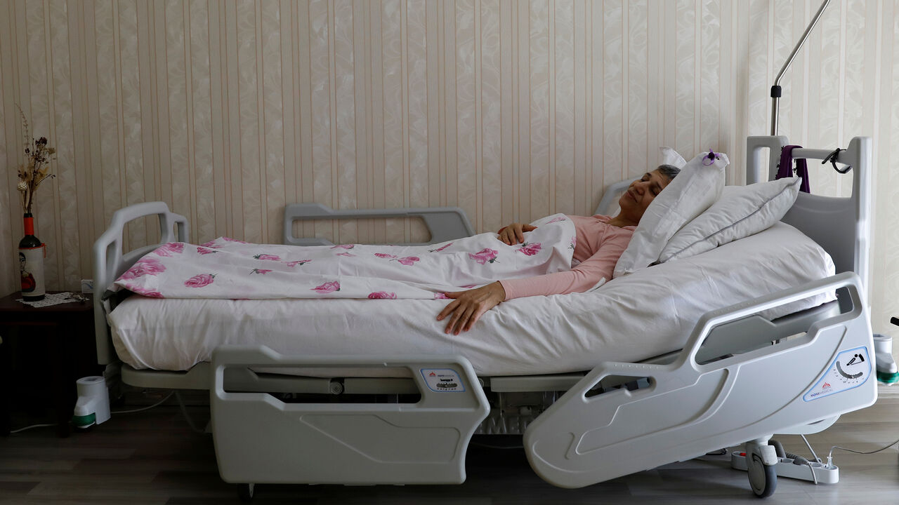 TURKEY-ELECTION/KURDS Leyla Guven, pro-Kurdish Peoples' Democratic Party (HDP) lawmaker who has been on a hunger strike for more than four months, rests in her bed at her home in Diyarbakir, Turkey, March 20, 2019. Picture taken March 20, 2019. REUTERS/Umit Bektas - RC1F50CE4990