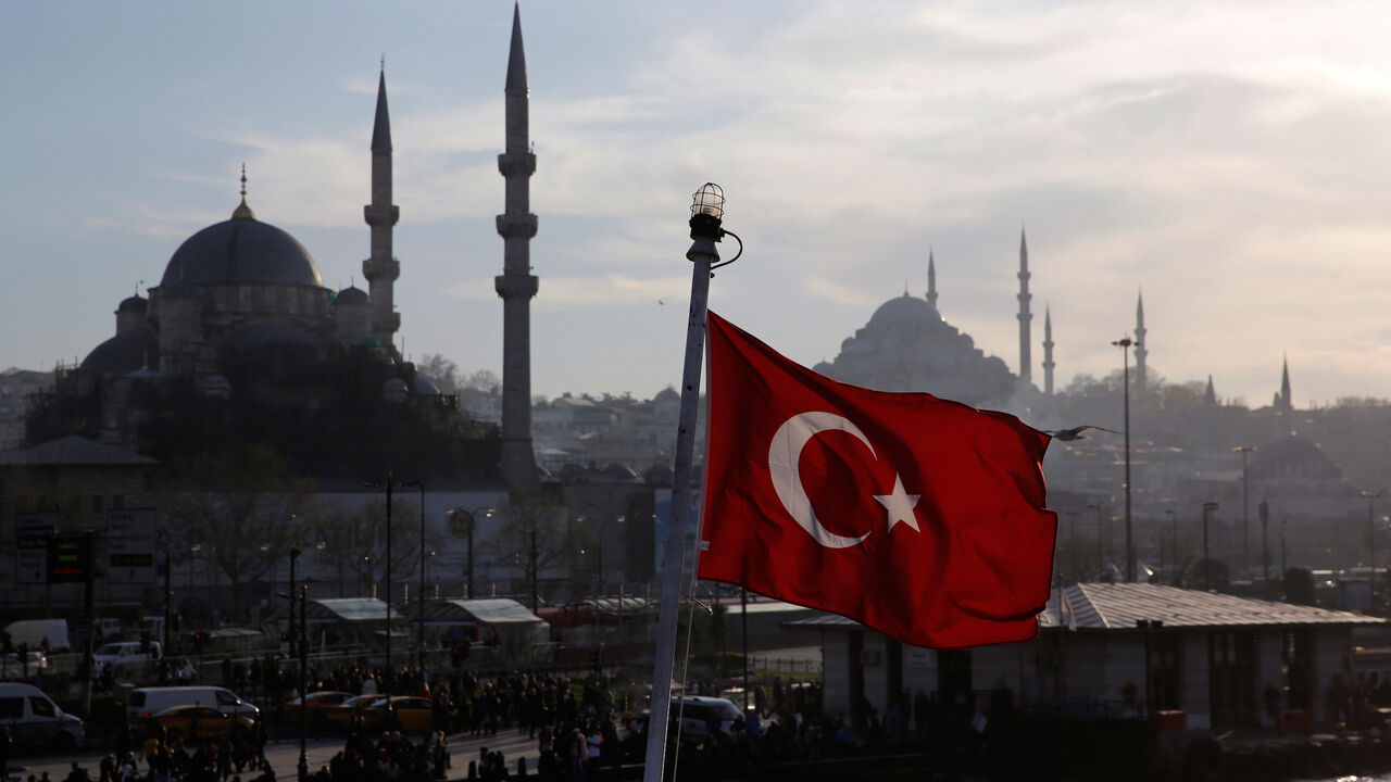 TURKEY-ELECTION/ A Turkish flag, with the New and the Suleymaniye mosques in the background, flies on a passenger ferry in Istanbul, Turkey, April 11, 2019. REUTERS/Murad Sezer - RC1B6C6E4270