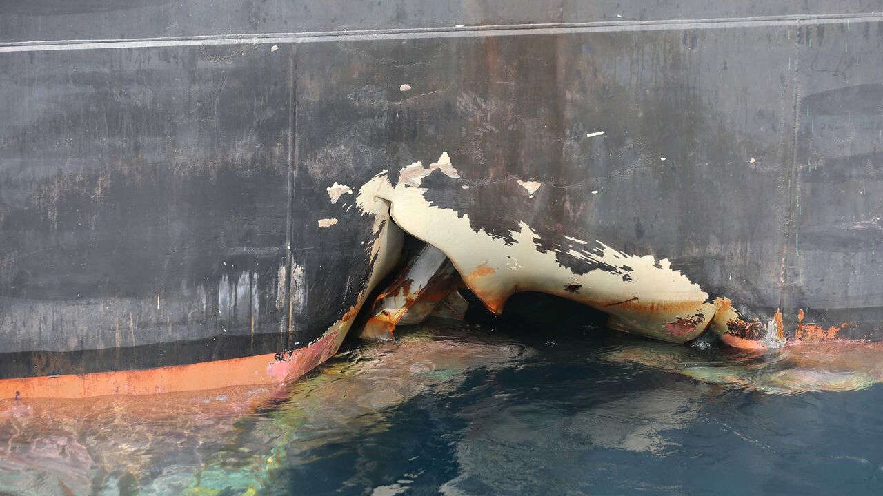SAUDI-OIL/EMIRATES-TANKER RTS2HK7V.jpg