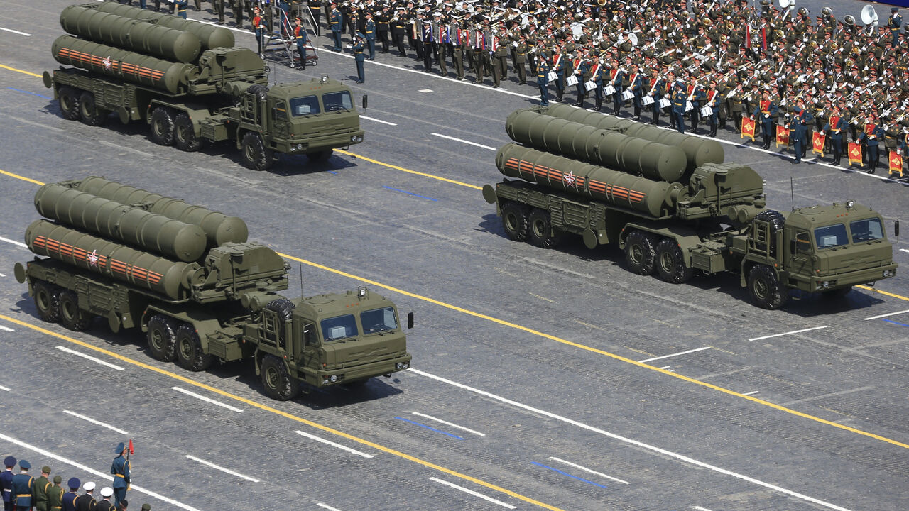 WW2-ANNIVERSARY/RUSSIA Russian S-400 Triumph/SA-21 Growler medium-range and long-range surface-to-air missile systems drive during the Victory Day parade at Red Square in Moscow, Russia, May 9, 2015. Russia marks the 70th anniversary of the end of World War Two in Europe on Saturday with a military parade, showcasing new military hardware at a time when relations with the West have hit lows not seen since the Cold War. REUTERS/Host Photo Agency/RIA Novosti ATTENTION EDITORS - THIS IMAGE HAS BEEN SUPPLIED BY A THIRD PARTY. IT IS D