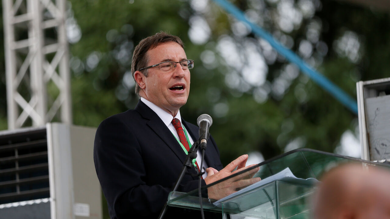 NIGERIA-POLITICS/ UNEP Executive Director Achim Steiner speaks in Bodo, Nigeria, during the start of an exercise to clean up pollution in Ogoni land, Nigeria June 2, 2016. REUTERS/Afolabi Sotunde - S1AETHPZCHAB