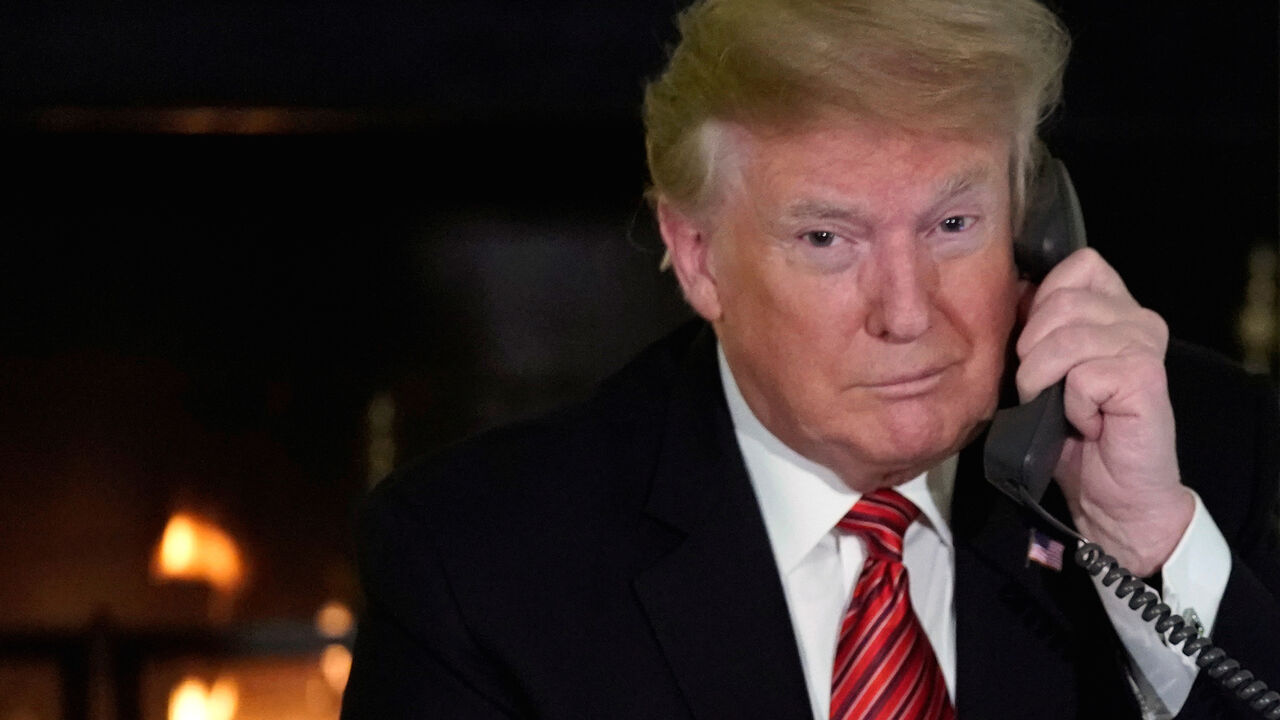 USA-TRUMP/ U.S. President Donald Trump participates in NORAD Santa tracker phone calls from the White House in Washington, U.S. December 24, 2018. REUTERS/Jonathan Ernst - RC150CF26F80