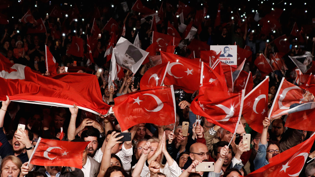 TURKEY-ELECTION/ Supporters of the main opposition Republican People's Party (CHP) wave Turkish flags during a gathering to protest after the High Election Board (YSK) decided to re-run the mayoral election, in Istanbul, Turkey, May 6, 2019. REUTERS/Murad Sezer TPX IMAGES OF THE DAY - RC1DE2BFC030
