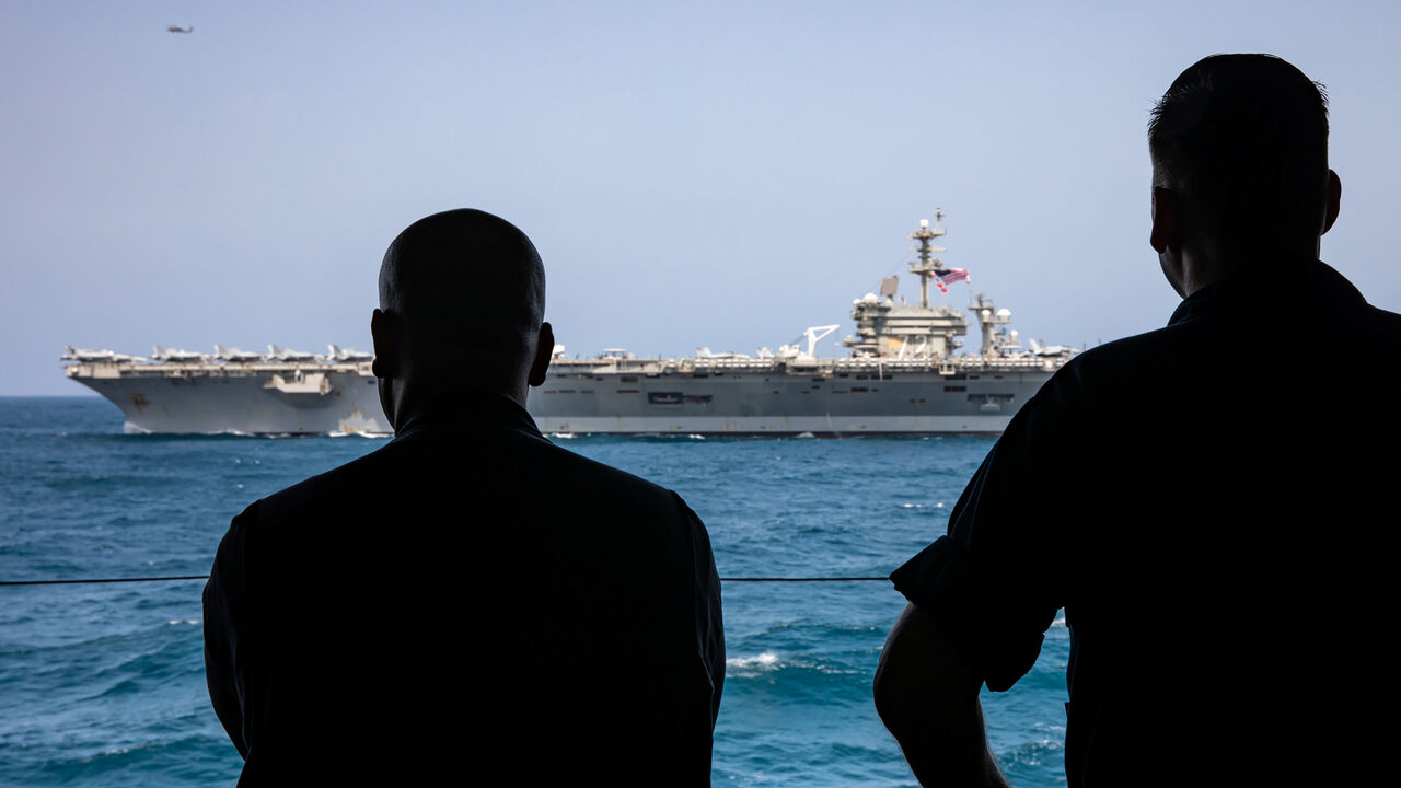 USA-IRAN/ U. S. sailors watch the aircraft carrier USS Abraham Lincoln in Arabian Sea, May 17, 2019. Picture taken May 17, 2019. Nicholas R. Boris/U.S. Navy/Handout via REUTERS ATTENTION EDITORS- THIS IMAGE HAS BEEN SUPPLIED BY A THIRD PARTY. - RC11514055E0