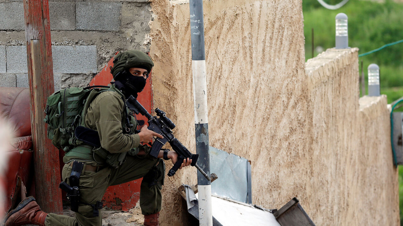 ISRAEL-PALESTINIANS/VIOLENCE An Israeli soldier takes a position as forces search for a Palestinian gunman near Nablus, in the Israeli-occupied West Bank March 17, 2019. REUTERS/Mohamad Torokman - RC17DA0326D0
