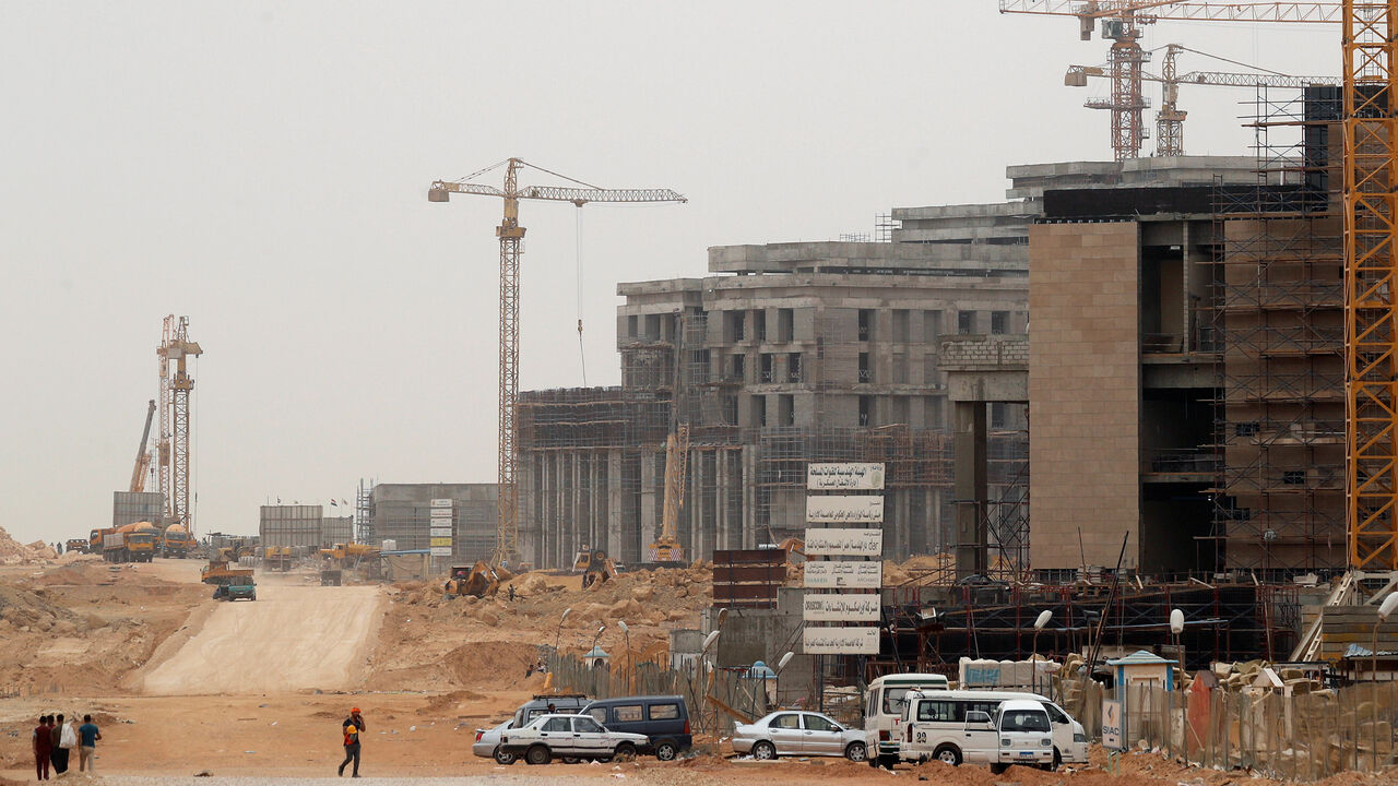 EGYPT-NEW CAPITAL/ Construction machines and labourers work at the future headquarters of the Council of Ministers in the government district of the New Administrative Capital (NAC) east of Cairo, Egypt May 2, 2019. Picture taken May 2, 2019. REUTERS/Amr Abdallah Dalsh - RC1F74A68FD0