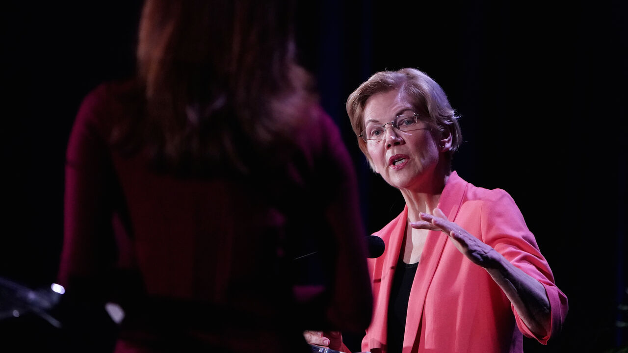 USA-ELECTION/ Democratic 2020 U.S. presidential candidate Senator Elizabeth Warren speaks onstage at the Presidential Candidate Forum hosted by NALEO at Telemundo Center in Miami, Florida, U.S., June 21, 2019. REUTERS/Carlo Allegri - RC1A16F733C0