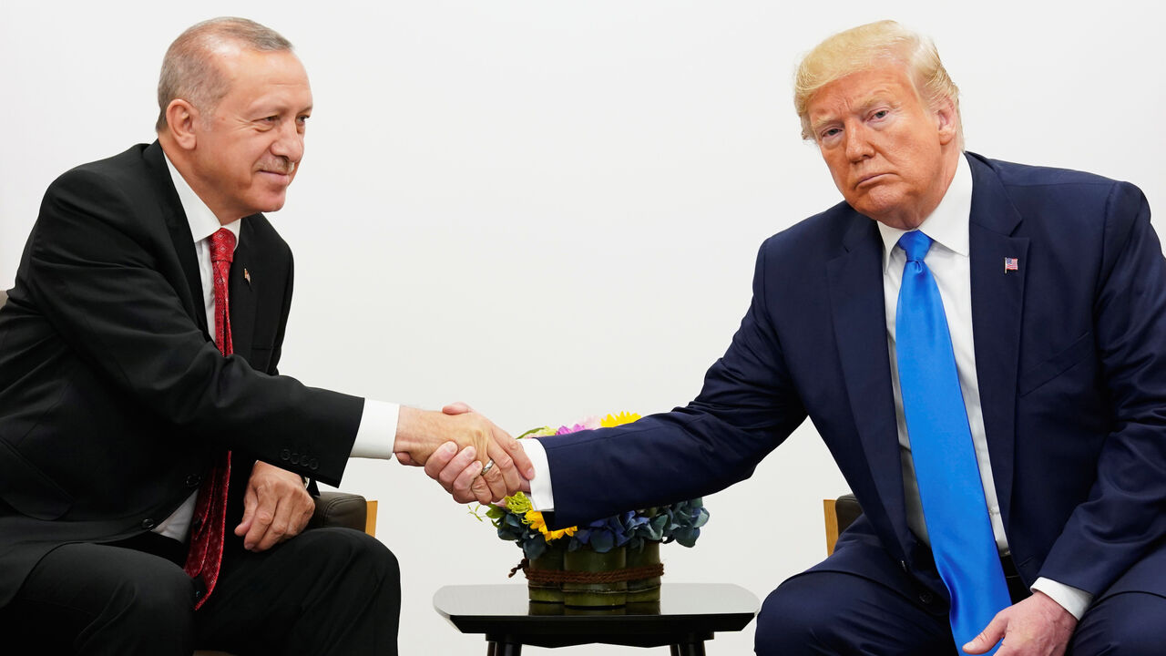 G20-SUMMIT/TRUMP U.S. President Donald Trump shakes hands during a bilateral meeting with Turkey's President Tayyip Erdogan during the G20 leaders summit in Osaka, Japan, June 29, 2019. REUTERS/Kevin Lamarque - RC1A03B4EBE0