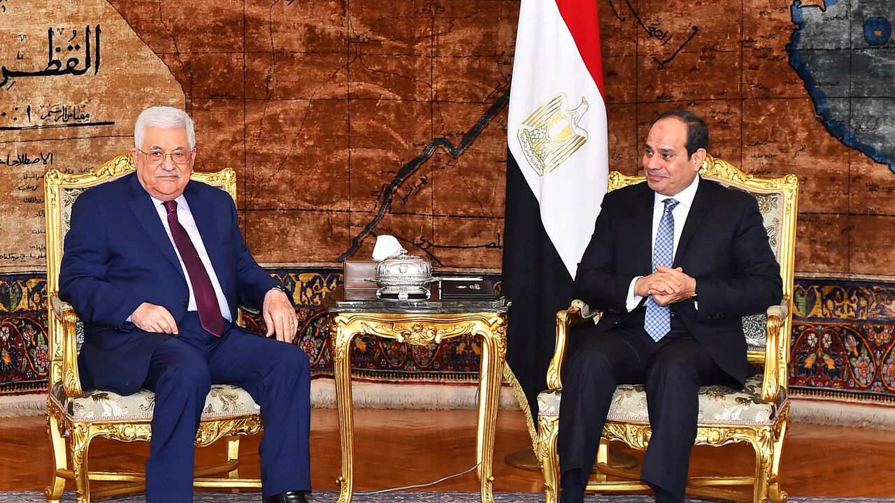 USA-TRUMP/ISRAEL-ABBAS-SISI REFILE - ADDING INFORMATION Egyptian President Abdel-Fattah al-Sisi (R) meets with visiting Palestinian President Mahmoud Abbas in Cairo, Egypt December 11, 2017, in this handout picture courtesy of the Egyptian Presidency. Picture taken December 11, 2017. The Egyptian Presidency/Handout via REUTERS ATTENTION EDITORS - THIS IMAGE WAS PROVIDED BY A THIRD PARTY - RC14830EDA80