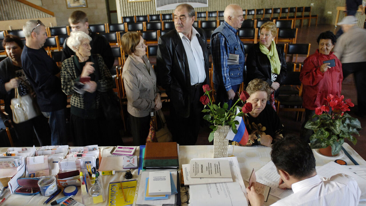 ISRAEL-RUSSIA/VOTE Israelis who immigrated from Russia wait in line at a polling station in the coastal city of Ashkelon December 2, 2007. Tens of thousands of Russian nationals living in Israel are expected to cast their ballots on Sunday for Russia's parliamentary election. REUTERS/Amir Cohen (ISRAEL) - GM1DWSMXBJAA