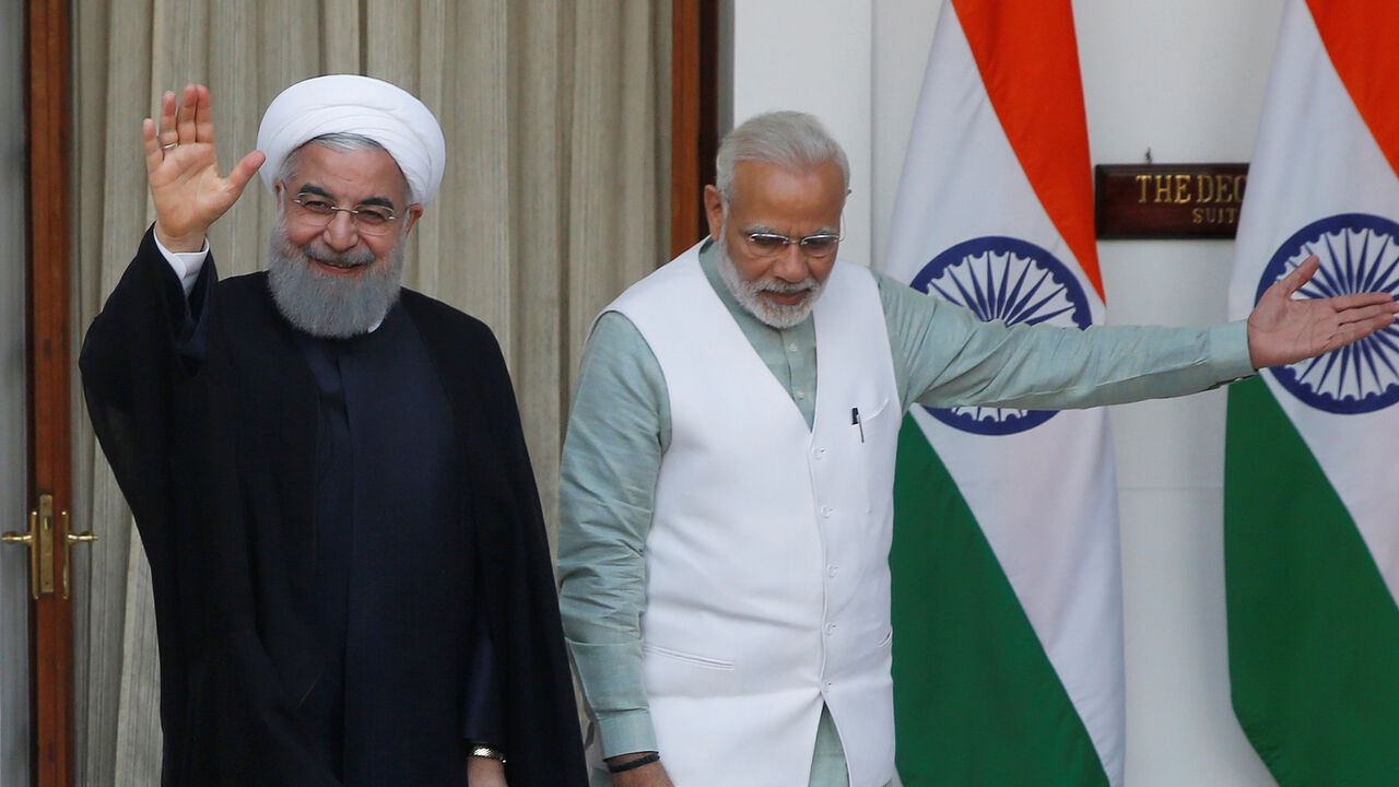 INDIA-IRAN/ Iranian President Hassan Rouhani waves as India's Prime Minister Narendra Modi (R) gestures during a photo opportunity ahead of their meeting at Hyderabad House in New Delhi, India, February 17, 2018. REUTERS/Adnan Abidi - RC12E8F257F0