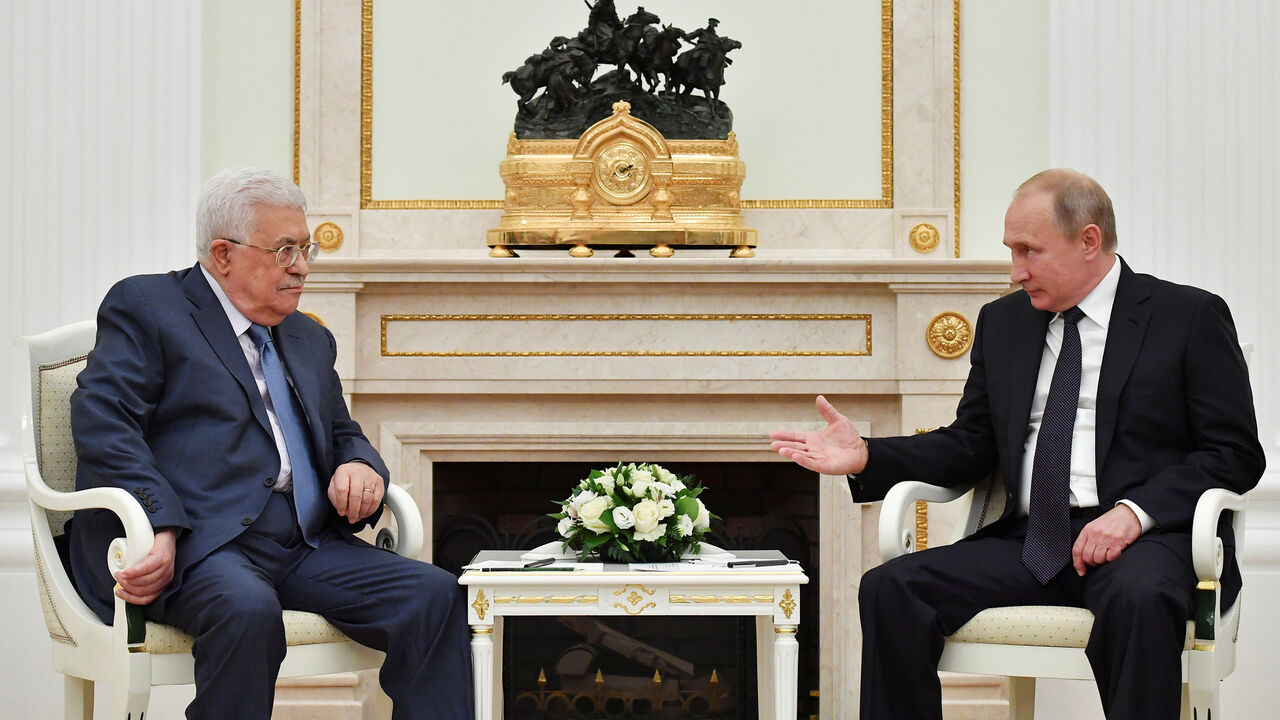 RUSSIA-PALESTINIANS/ Russian President Vladimir Putin (R) meets with Palestinian President Mahmoud Abbas at the Kremlin in Moscow, Russia July 14, 2018. Pool/Yuri Kadobnov via REUTERS - RC140E5CC0F0