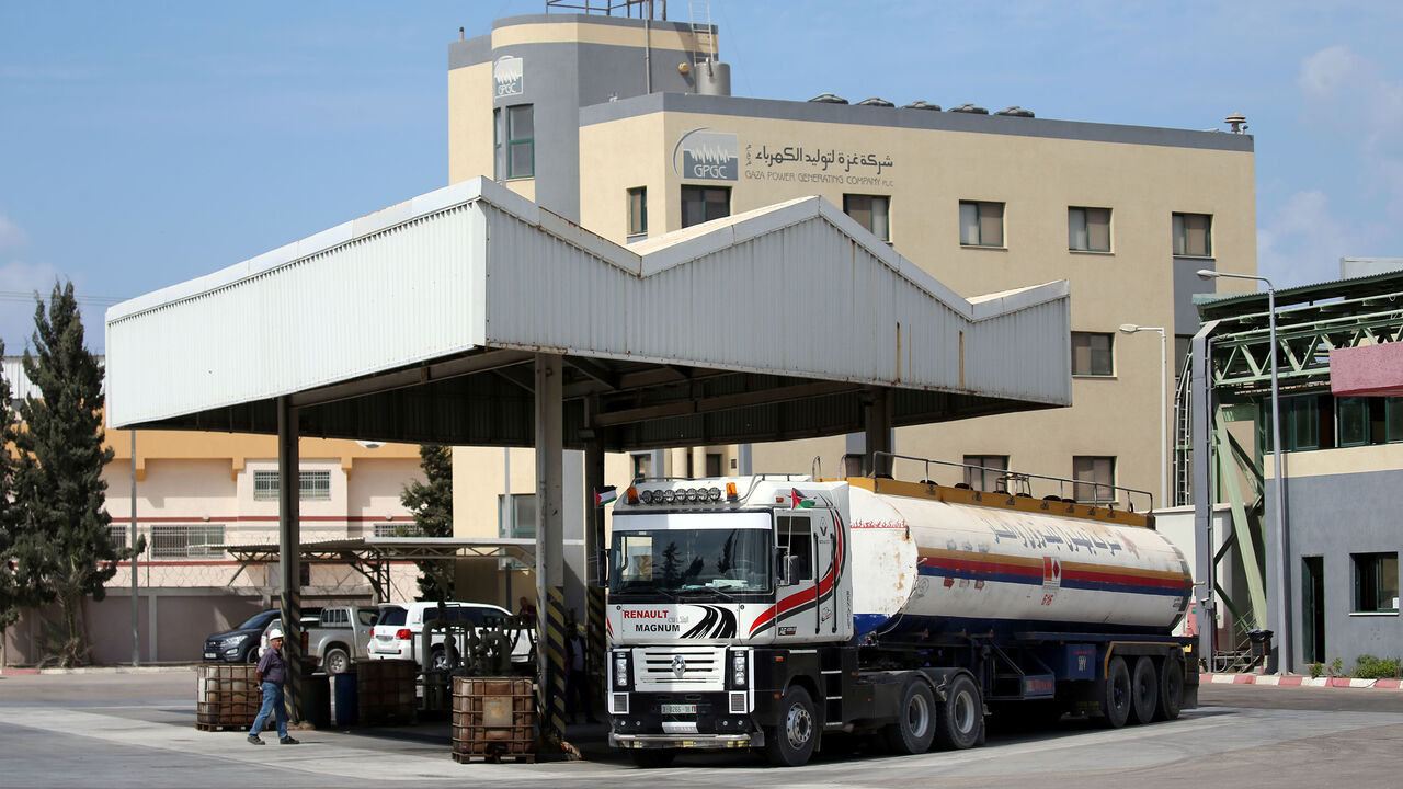 ISRAEL-PALESTINIANS/GAZA A fuel tanker is seen at the Gaza power plant, in the central Gaza Strip October 9, 2018. REUTERS/Ibraheem Abu Mustafa - RC149E32C880