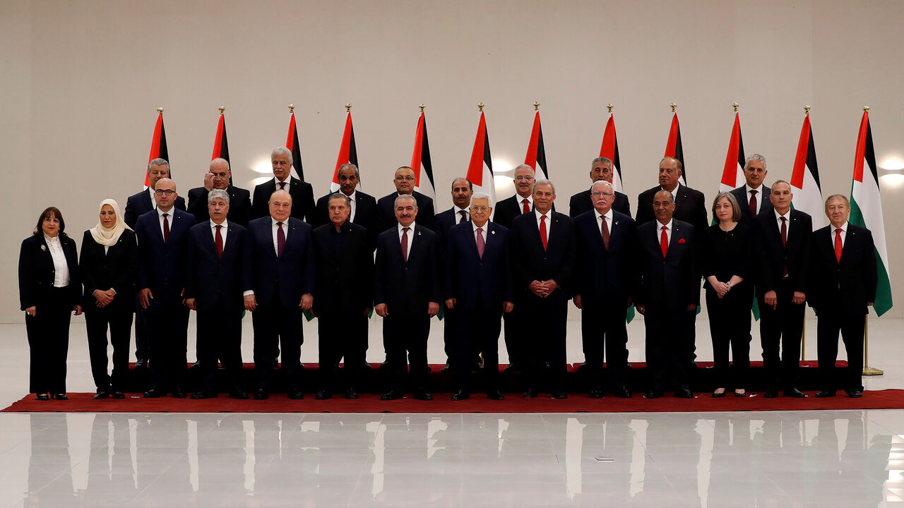 Palestinian President Mahmoud Abbas poses for a photo with members of the new Palestinian government during a swearing in ceremony, in Ramallah, in the Israeli-occupied West Bank April 13, 2019. REUTERS/Mohamad Torokman - RC1F8DE47940