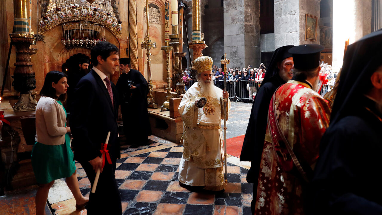 Greek Orthodox Patriarch of Jerusalem Metropolitan Theophilos leads Easter Sunday Mass at the Church of the Holy Sepulchre in Jerusalem's Old City April 28, 2019. REUTERS/Ronen Zvulun - RC136C91C440