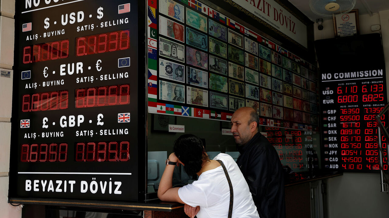 TURKEY-CURRENCY/ People change money at a currency exchange office in Istanbul, Turkey, May 23, 2019. REUTERS/Murad Sezer - RC1675691900