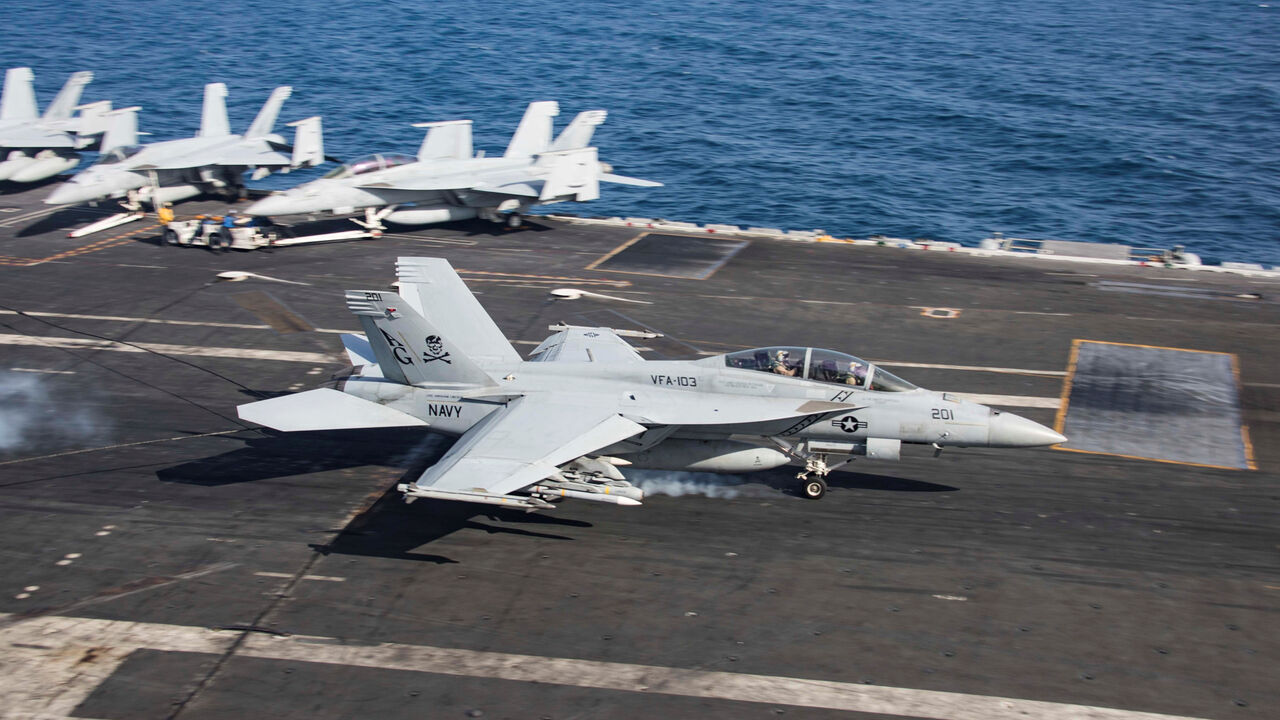 USA-IRAN/ An F/A-18F Super Hornet makes an arrested landing on the flight deck of the U.S. Navy Nimitz-class aircraft carrier USS Abraham Lincoln in the Gulf of Oman May 22, 2019. Picture taken May 22, 2019. U.S. Navy/Mass Communication Specialist 2nd Class Matt Herbst/Handout via REUTERS. ATTENTION EDITORS - THIS IMAGE WAS PROVIDED BY A THIRD PARTY - RC1CD6851E40