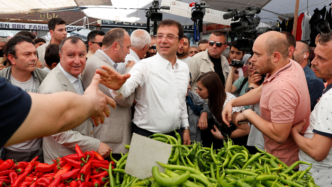 TURKEY-ELECTION/IMAMOGLU Ekrem Imamoglu, Istanbul mayoral candidate of the main opposition Republican People's Party (CHP), shakes hands with a vendor at a vegetable market in Istanbul, Turkey, May 29, 2019. REUTERS/Murad Sezer - RC1350151BB0