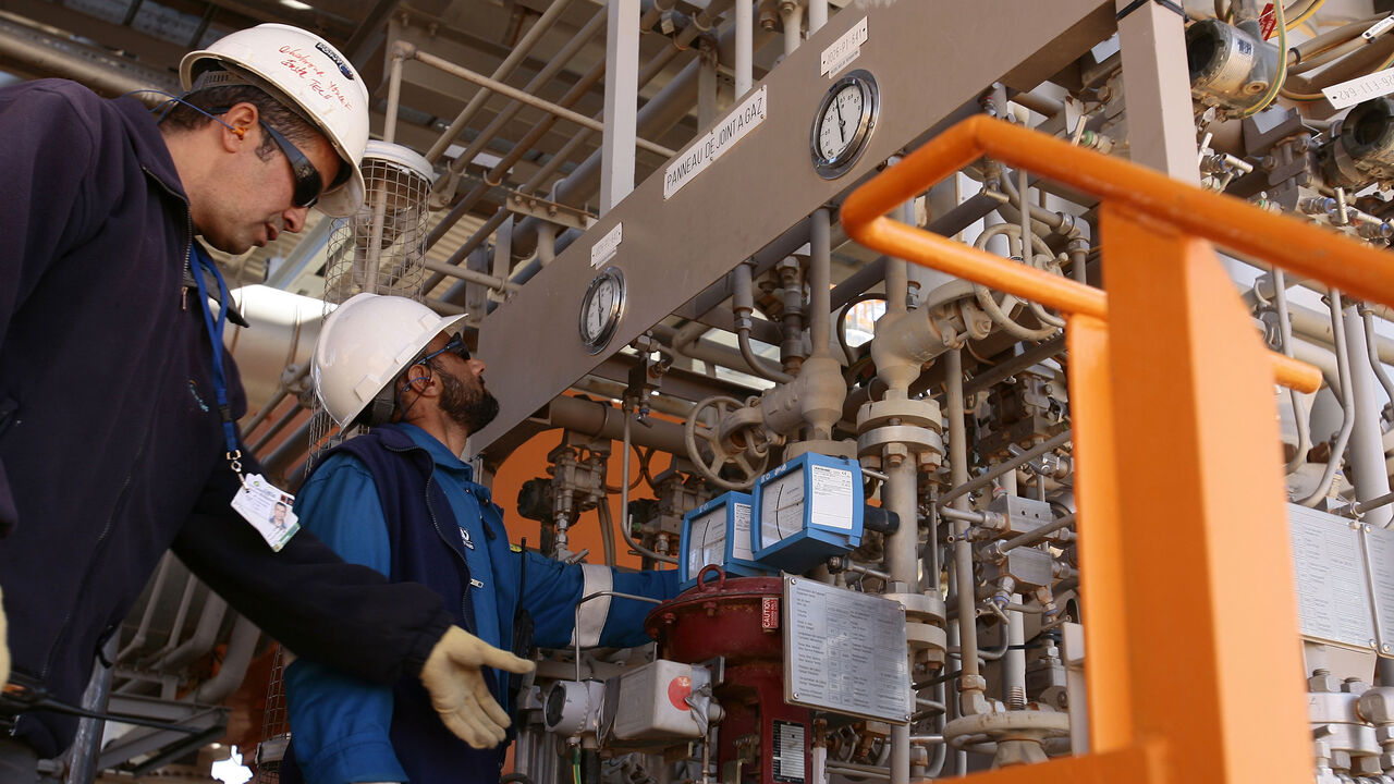 ALGERIA-PROJECTS/OIL Technicians inspect the Krechba gas treatment plant, about 1200 km (746 miles) south of Algiers December 14, 2008. Algeria has approved or plans to approve projects expected to bring on up to 110,000 barrels per day (bpd) of crude oil output and 100,000 bpd of oil equivalents by 2012 or 2013, a Sonatrach official said on Sunday. REUTERS/Zohra Bensemra (ALGERIA) - GM1E4CF0CLZ01