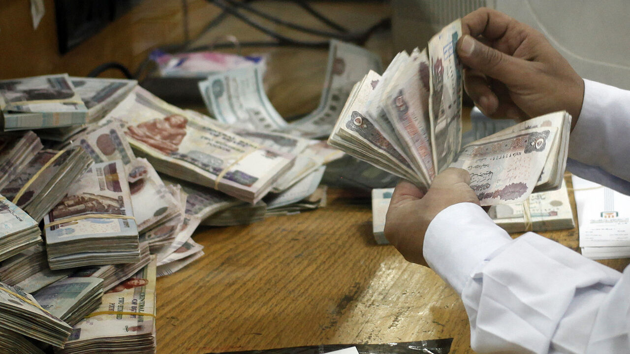 EGYPT-ECONOMY/ An employee counts money at a bank in Cairo September 4, 2014. REUTERS/Asmaa Waguih (EGYPT - Tags: BUSINESS) - GM1EA941TDY01