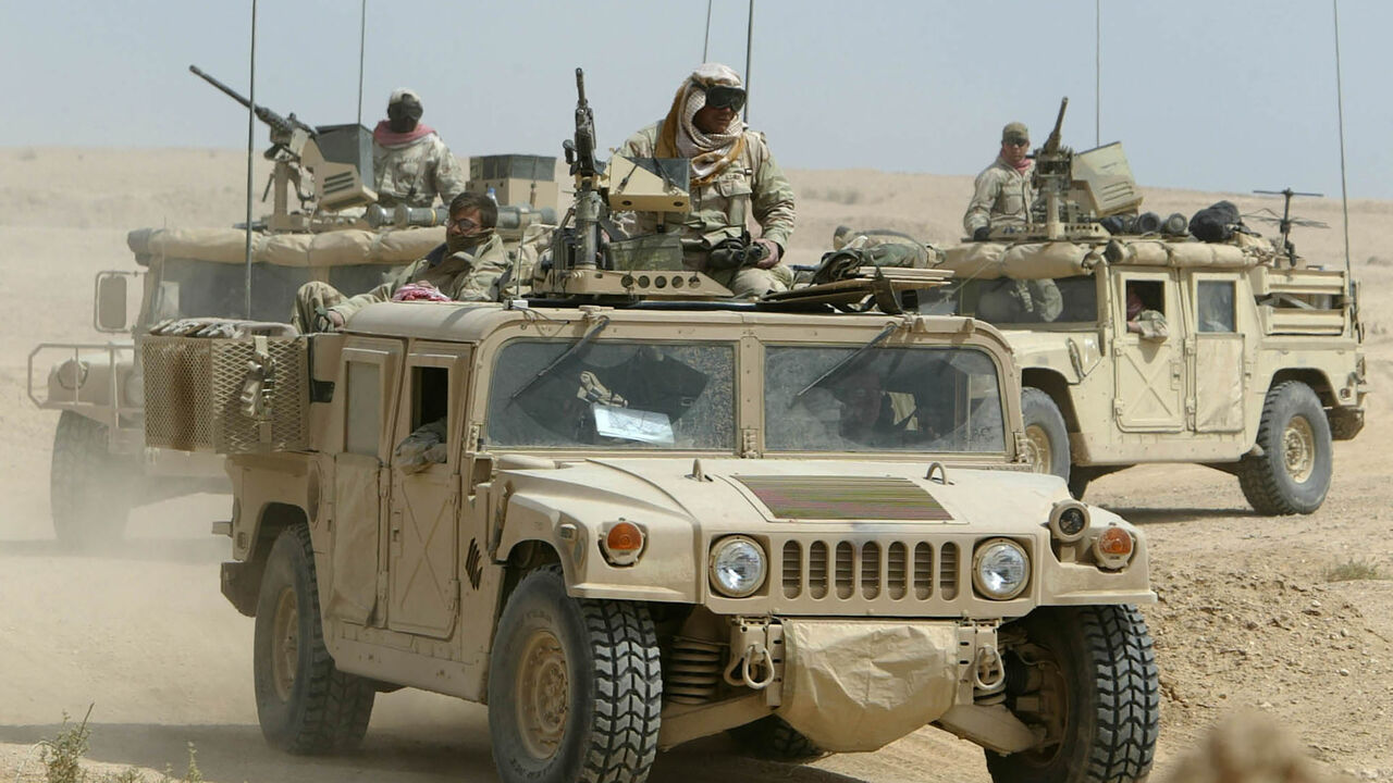 IRAQ KUWAIT USA US Army special forces sit on top of their Humvees as they secure
important ground in the south of the city of Najaf in central Iraq,
March 23, 2003. US infantry and engineers secured the ground after
heavy gun fires with Iraqi soldiers during the night. REUTERS/Kai
Pfaffenbach REUTERS
KP/FMS - RP3DRINFAQAA