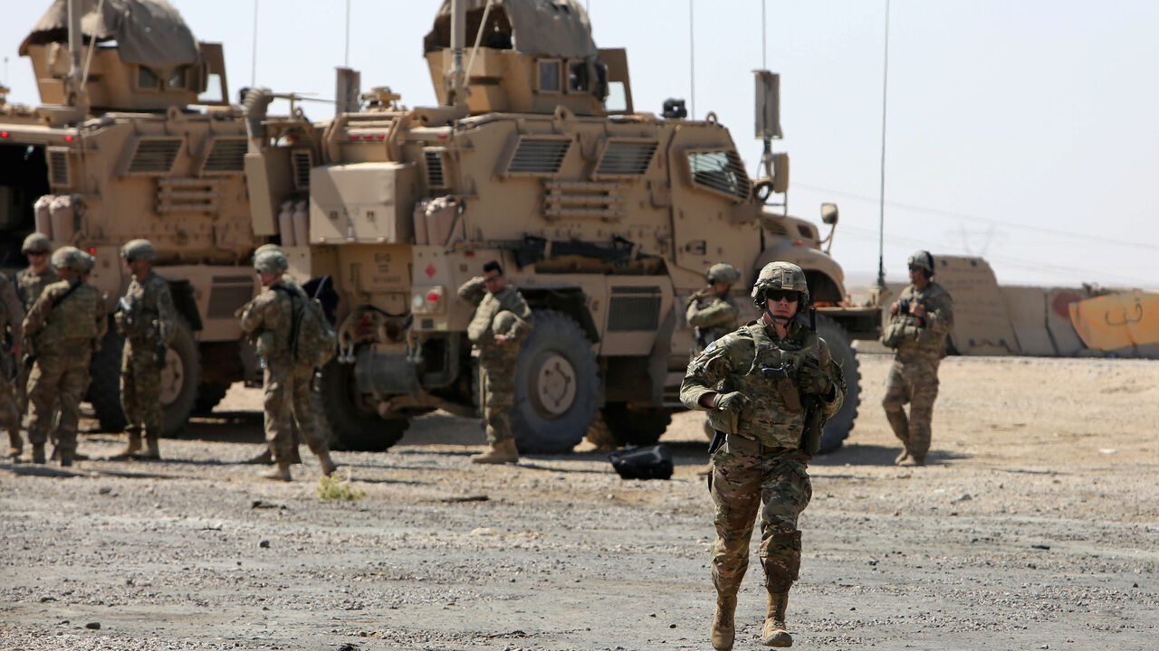 MIDEAST-CRISIS/IRAQ-MOSUL A U.S. soldier runs at a coalition forces forward base near West Mosul, Iraq June 21, 2017, where Iraqi security forces are fighting Islamic State. REUTERS/Marius Bosch - RC1F464C5CA0