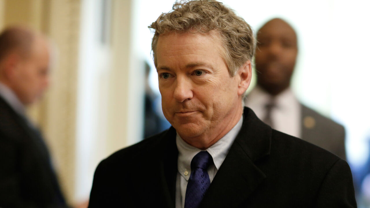 USA-TRADE/ Senator Rand Paul (R-KY) walks from Senate Republican weekly policy luncheon on Capitol Hill in Washington, U.S., March 6, 2018. REUTERS/Joshua Roberts - RC1391CB83E0