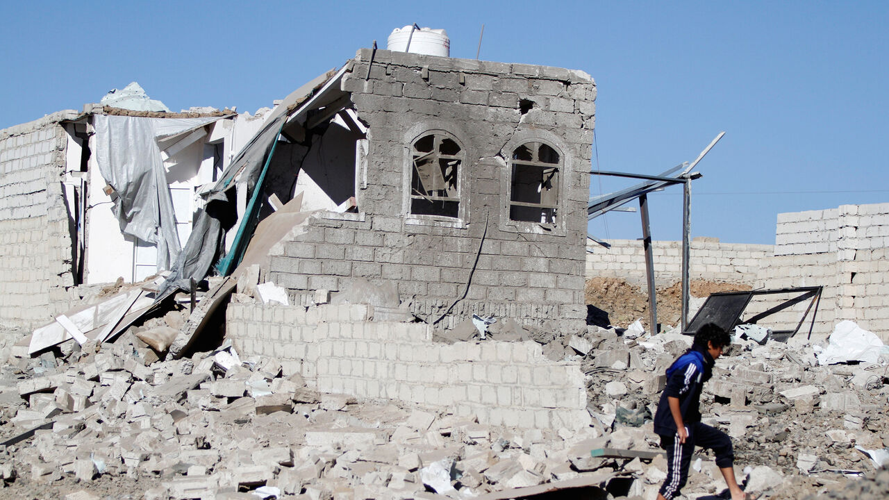 YEMEN-SECURITY/ A boy is seen at the site of an airstrike launched by the Saudi-led coalition in Sanaa, Yemen, February 1, 2019. REUTERS/Mohamed al-Sayaghi - RC19CF75D3A0