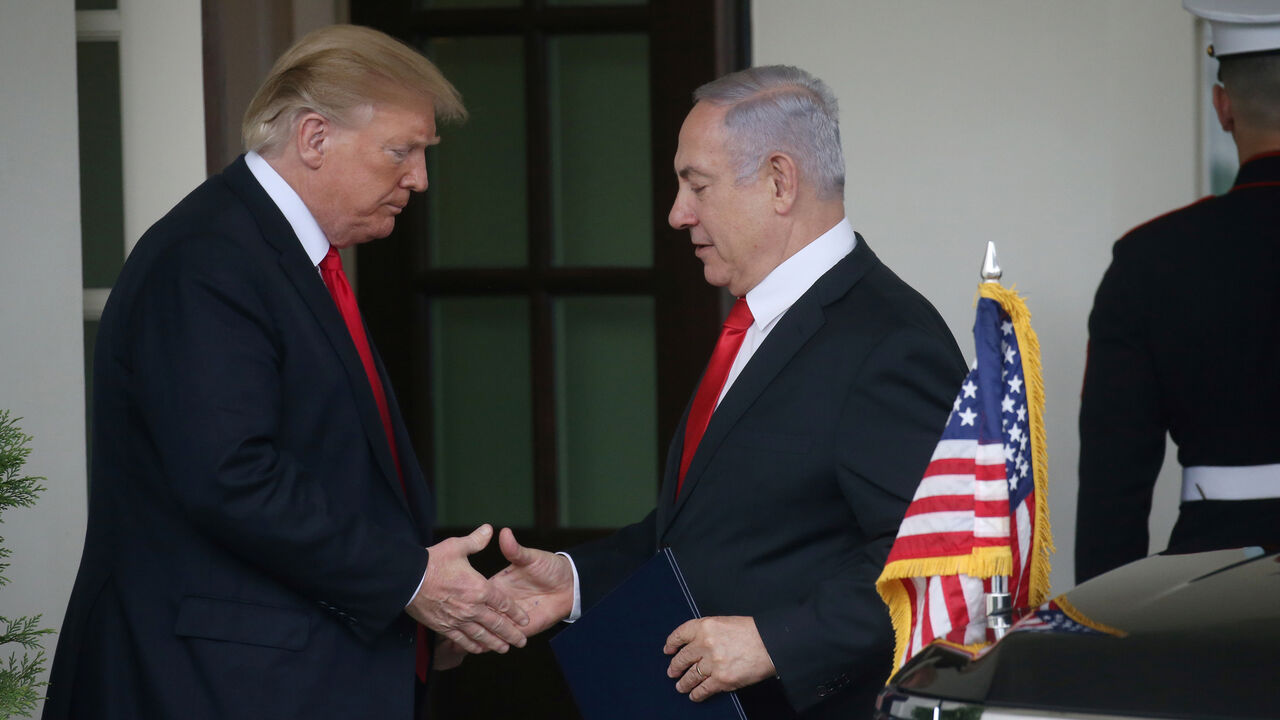 USA-ISRAEL/ U.S. President Donald Trump and Israel's Prime Minister Benjamin Netanyahu shake hands as Netanyahu departs the White House from the West Wing in Washington, U.S. March 25, 2019. REUTERS/Leah Millis - RC12B9AA4CE0