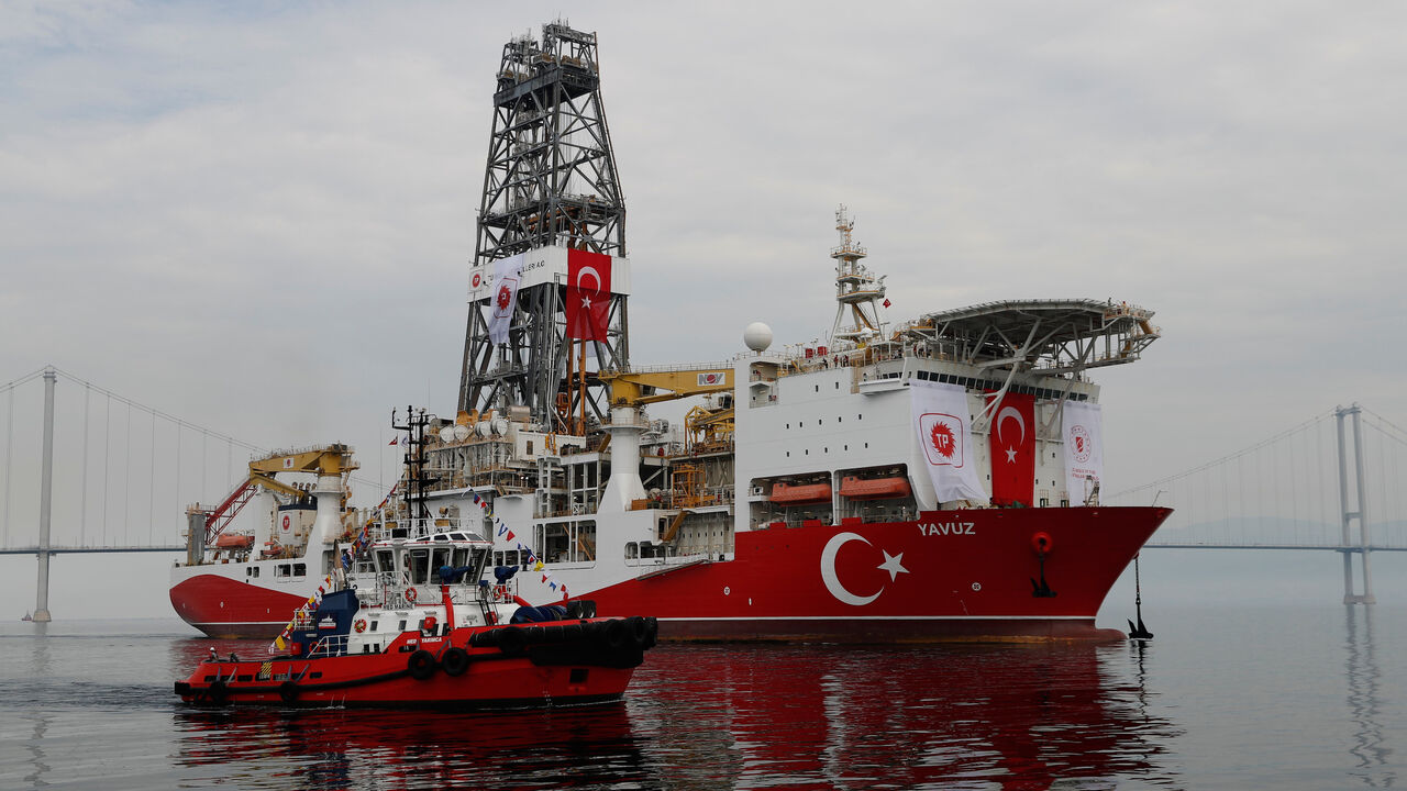 CYPRUS-TURKEY/SHIP Turkish drilling vessel Yavuz sets sail in Izmit Bay, on its way to the Mediterranean Sea, off the port of Dilovasi, Turkey, June 20, 2019. REUTERS/Murad Sezer - RC17D18454C0