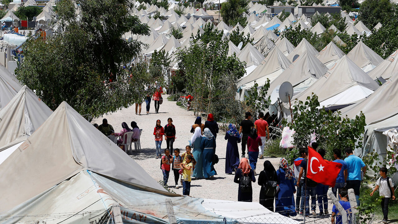 HUMANITARIAN-SUMMIT/ Syrian refugees stroll at a refugee camp in Osmaniye, Turkey, May 17, 2016. REUTERS/Umit Bektas - S1BETFDMXFAA