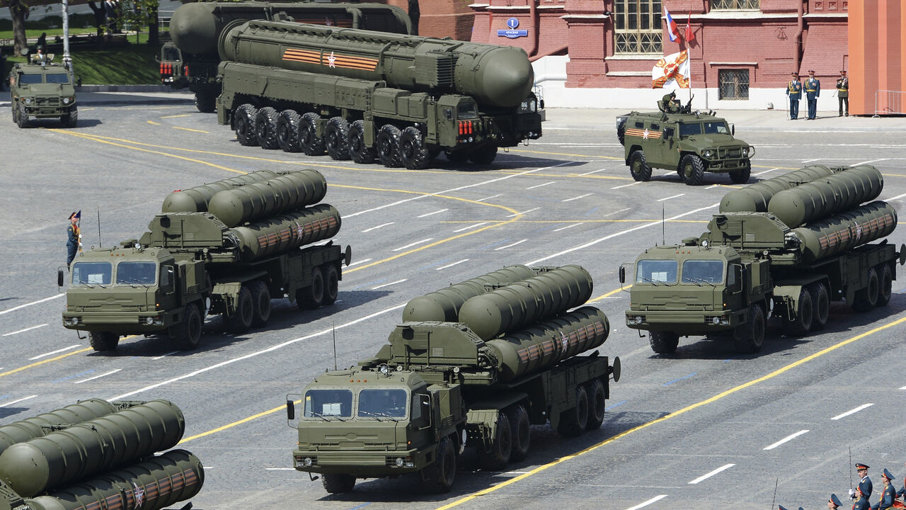 WW2-ANNIVERSARY/RUSSIA Russian S-400 Triumph/SA-21 Growler medium-range and long-range surface-to-air missile systems drive during the Victory Day parade at Red Square in Moscow, Russia, May 9, 2015. Russia marks the 70th anniversary of the end of World War Two in Europe on Saturday with a military parade, showcasing new military hardware at a time when relations with the West have hit lows not seen since the Cold War. REUTERS/Host Photo Agency/RIA Novosti ATTENTION EDITORS - THIS IMAGE HAS BEEN SUPPLIED BY A THIRD PARTY. IT IS D