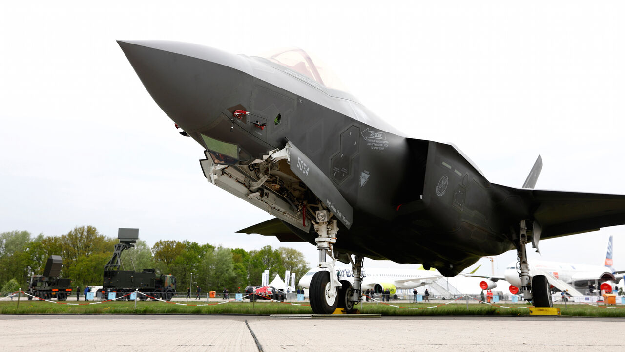 GERMANY-AIRSHOW/ A Lockheed Martin F-35 aircraft is seen at the ILA Air Show in Berlin, Germany, April 25, 2018. REUTERS/Axel Schmidt - RC1286FBA9D0