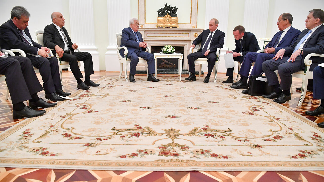 RUSSIA-PALESTINIANS/ Members of the Russian delegation, led by President Vladimir Putin (4th R), meet with members of the Palestinian delegation, led by President Mahmoud Abbas (3rd L), at the Kremlin in Moscow, Russia July 14, 2018. Pool/Yuri Kadobnov via REUTERS - RC1186A1AE10