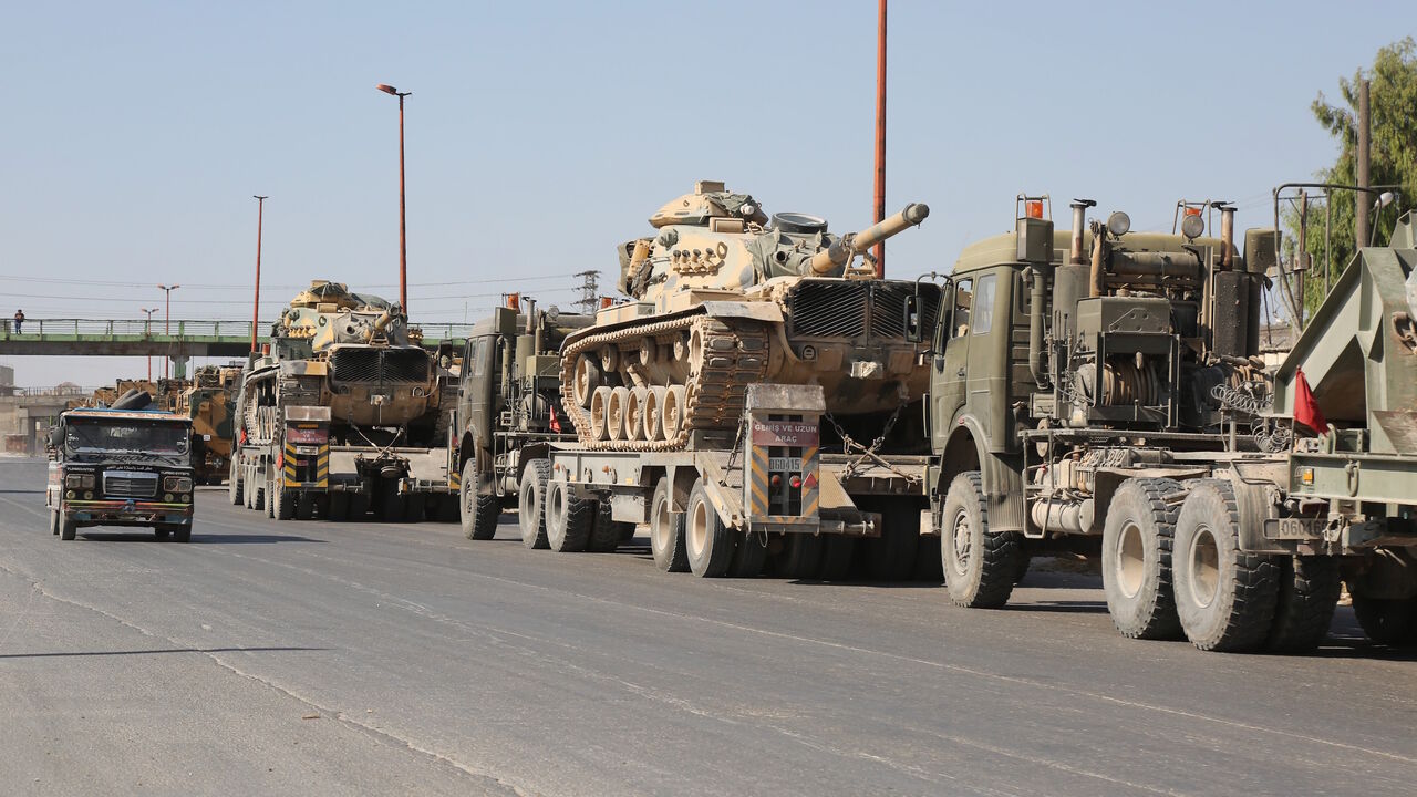 1162663222 IDLIB, SYRIA - AUGUST 19: Turkish military convoy is seen on August 19, 2019 in Syria's northern province of Idlib. Syrian regime launches airstrikes on Maarat Al-Numan town as a convoy of Turkish military vehicles passes through the town. An airstrike killed three civilians and injured 12 others during a transfer to Turkeys observation point in Syrias Idlib.
(Photo by Izzettin Idilbi/Anadolu Agency via Getty Images)