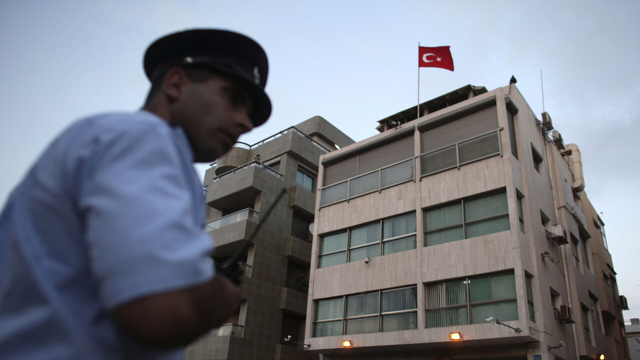 ISRAEL-TURKEY/SHOTS An Israeli police officer stands outside the Turkish embassy in Tel Aviv August 17, 2010. A Palestinian man known to Israeli police was shot and wounded by Turkish embassy security guards on Tuesday after breaking into the mission in Tel Aviv and holding hostages. REUTERS/Nir Elias (ISRAEL - Tags: POLITICS CIVIL UNREST) - GM1E68I0AH701