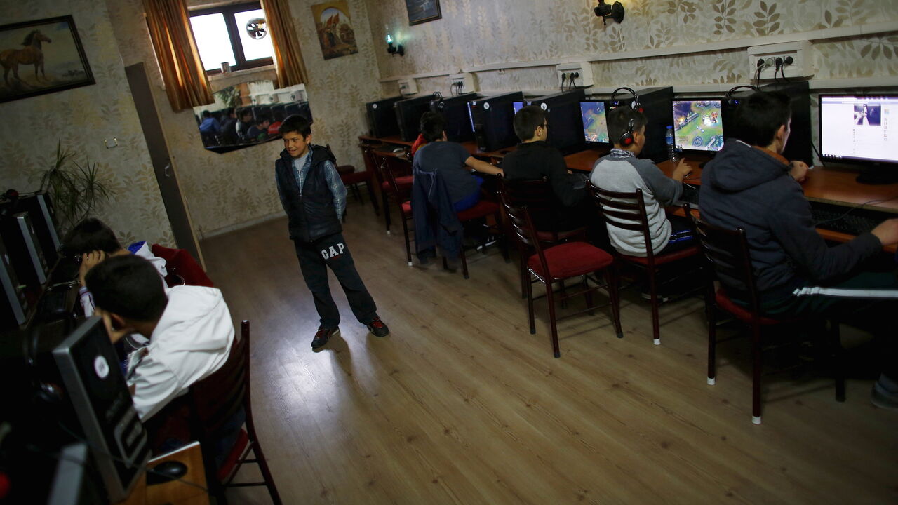 TURKEY-TWITTER/COMPLY People use computers at an internet cafe in Ankara April 6, 2015. Twitter has complied with Turkey's request to remove images of an Istanbul prosecutor held at gunpoint by far-left militants and the block of access to is about to be lifted, a Turkish official told Reuters on Monday. Turkey banned access to the micro-blogging site and YouTube after they refused a request to remove photographs of Mehmet Kiraz, a prosecutor killed in a shootout last week. REUTERS/Umit Bektas - GF10000051058