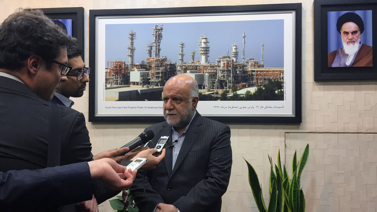 IRAN-ELECTION/ENERGY Iranian Oil Minister Bijan Zanganeh speaks to reporters at the Islamic Republic’s petroleum ministry in Tehran, Iran April 29, 2017. Picture taken April 29, 2017. REUTERS/Alissa De Carbonnel - RC1F7FBF27E0