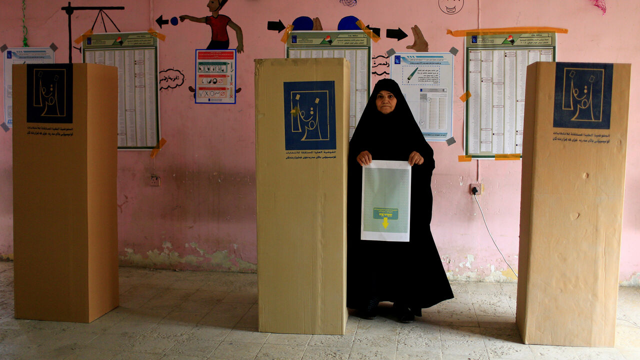 An Iraqi woman arrives to cast her vote at a polling station during the parliamentary election in the Sadr city district of Baghdad, Iraq May 12, 2018. REUTERS/Thaier al-Sudani     TPX IMAGES OF THE DAY - RC18D4CCE020